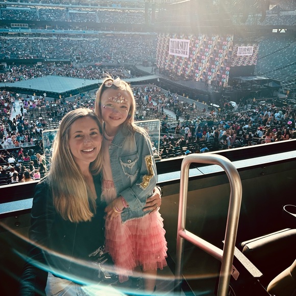 Meet your Posher, Kristen - Picture 1 of 1